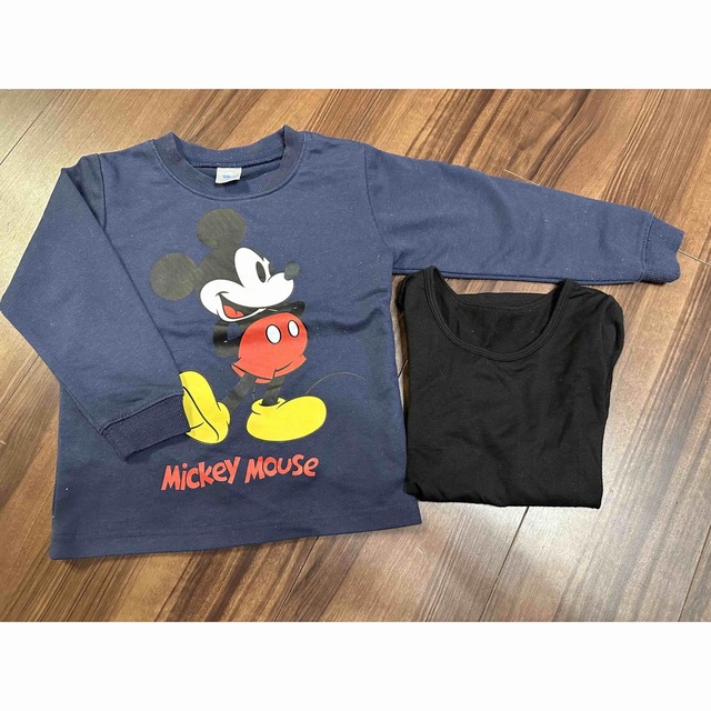 ミッキーマウス 紺色ロンＴ100 キッズ/ベビー/マタニティのキッズ服男の子用(90cm~)(Tシャツ/カットソー)の商品写真