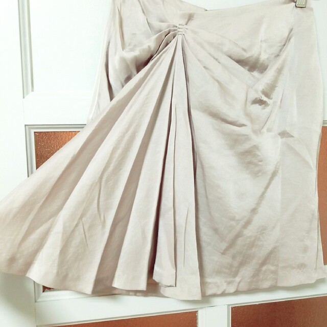 ADORE(アドーア)のアドーア 春夏 シルバーグレー デザイン サイドプリーツスカート Sサイズ/7号 レディースのスカート(ひざ丈スカート)の商品写真