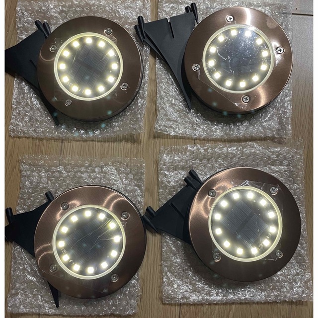 ディスク型LEDソーラーライト 4個セット インテリア/住まい/日用品のライト/照明/LED(蛍光灯/電球)の商品写真