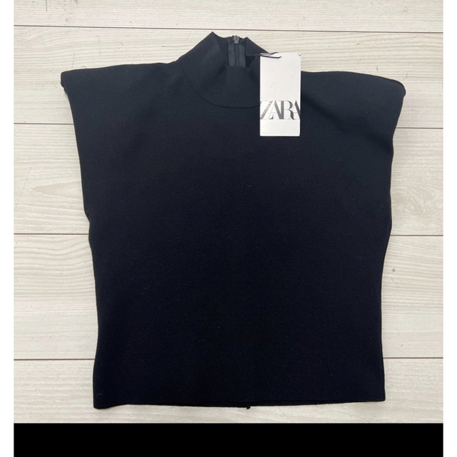 ZARA(ザラ)の未使用　ZARA 肩パッド入り　トップス レディースのトップス(Tシャツ(半袖/袖なし))の商品写真