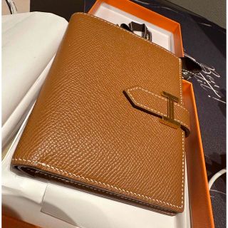 エルメス(Hermes)の《中古》エルメスHermes二つ折り財布べアンコンパクト　ゴールド(折り財布)