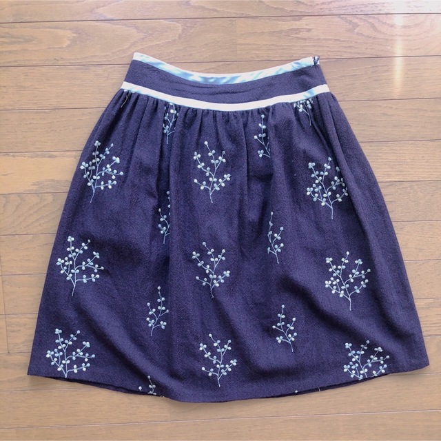 YANGANY(ヤンガニー)の【Yangany】お花刺繍スカート ・サイズ38 レディースのスカート(ひざ丈スカート)の商品写真