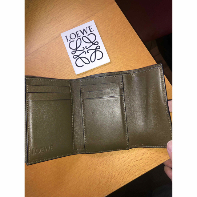 LOEWE(ロエベ)のLOEWE ロエベ バーティカル ウォレット 三つ折り財布 レディースのファッション小物(財布)の商品写真
