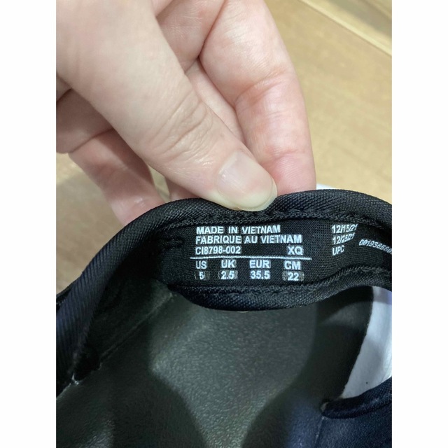NIKE(ナイキ)のNIKE エアマックスココ　22㎝　ブラック　ホワイト レディースの靴/シューズ(サンダル)の商品写真