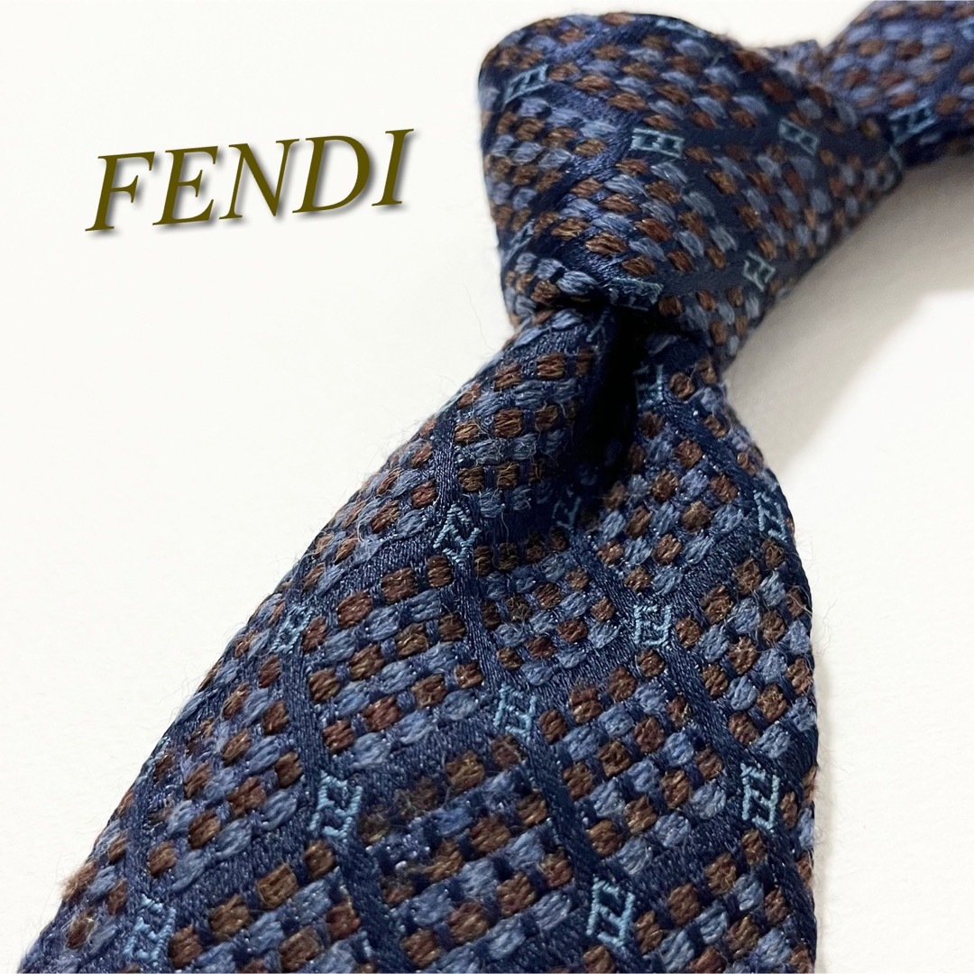 FENDI(フェンディ)の【美品】フェンディ ネクタイ ズッカ柄 FF ジャカード織 イタリア製 ネイビー メンズのファッション小物(ネクタイ)の商品写真
