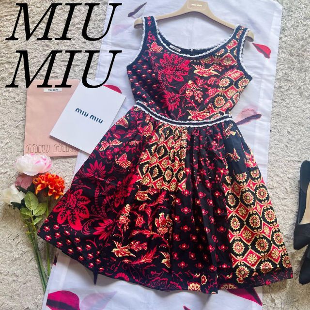 【良品】MIU MIU 膝丈フレアワンピース 総柄 ノースリーブ 38 ブラック素材コットン