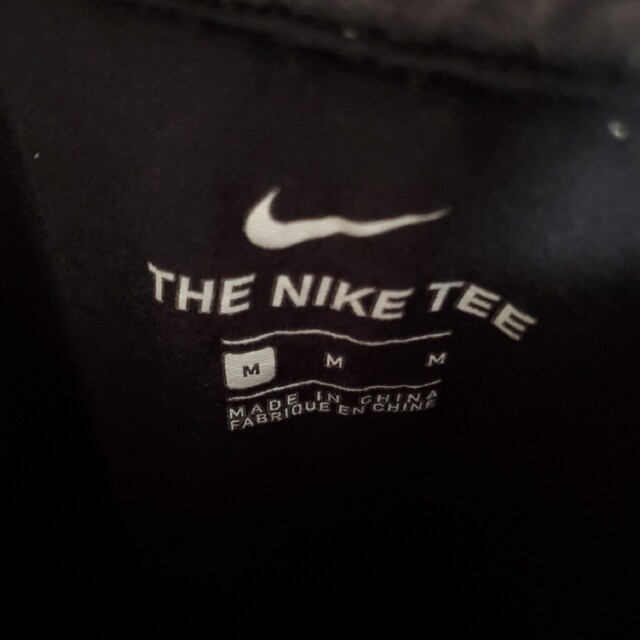 NIKE(ナイキ)のNIKE 国旗ロゴ ゴールド黒ブラック メンズのトップス(Tシャツ/カットソー(半袖/袖なし))の商品写真