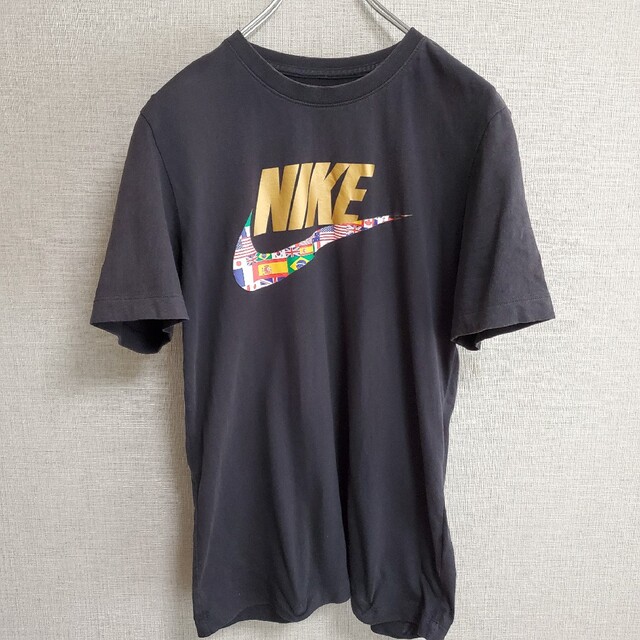 NIKE(ナイキ)のNIKE 国旗ロゴ ゴールド黒ブラック メンズのトップス(Tシャツ/カットソー(半袖/袖なし))の商品写真