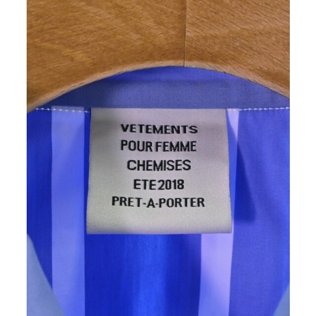 VETEMENTS(ヴェトモン)のVETEMENTS ヴェトモン カジュアルシャツ XS 青系x白(ストライプ) 【古着】【中古】 レディースのトップス(シャツ/ブラウス(長袖/七分))の商品写真