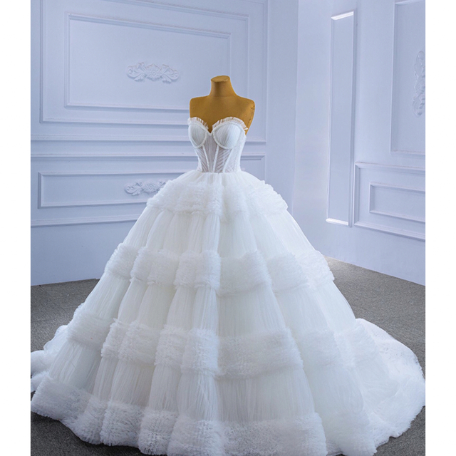 ゴージャスなウェディングドレス 王道スタイルのトレーン  結婚式 挙式 披露宴 1