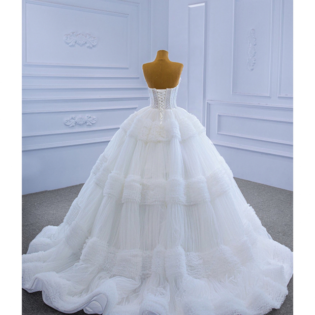 ゴージャスなウェディングドレス 王道スタイルのトレーン  結婚式 挙式 披露宴レディース