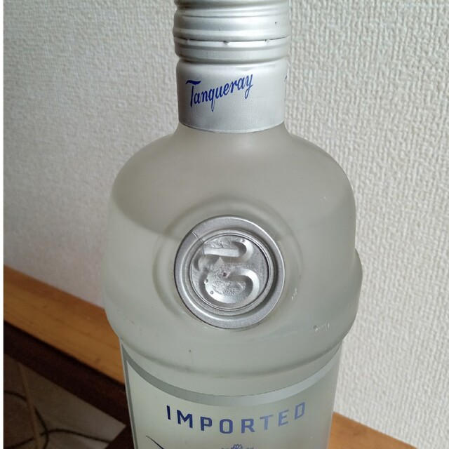 タンカレー スターリングウォッカ 旧ボトル 食品/飲料/酒の酒(蒸留酒/スピリッツ)の商品写真