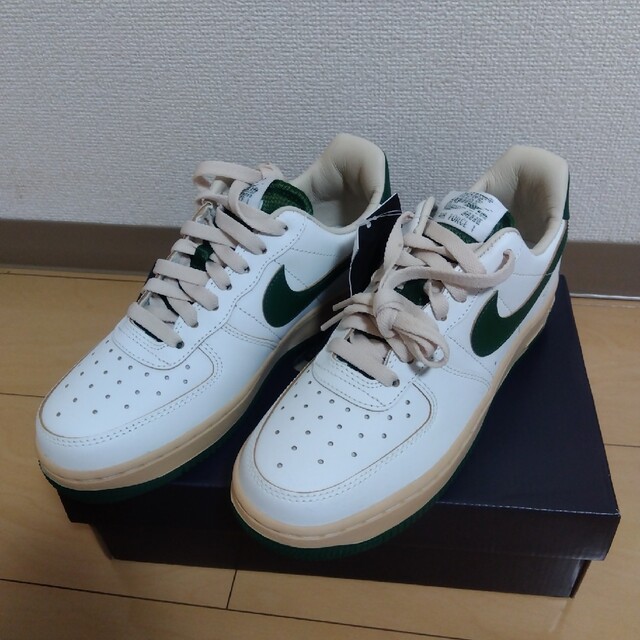 NIKE(ナイキ)のNIKE エアフォース1 WMNS AF1 07 LV8 23.5cm emmi レディースの靴/シューズ(スニーカー)の商品写真