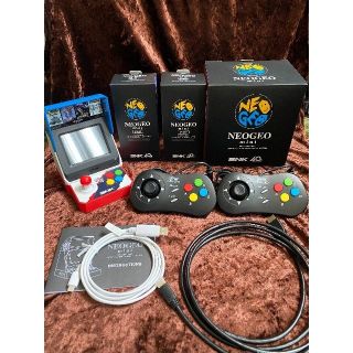 ネオジオ(NEOGEO)のNEOGEO mini　ネオジオ ミニ　本体＋コントローラー２つ＋HDMIケーブ(家庭用ゲーム機本体)