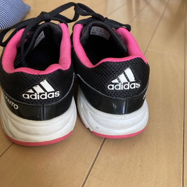 adidas(アディダス)のアディダス　ブラック✖️ピンク　21.5 キッズ/ベビー/マタニティのキッズ靴/シューズ(15cm~)(スニーカー)の商品写真