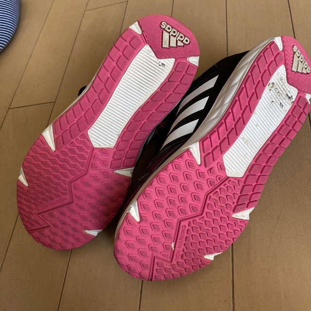 adidas(アディダス)のアディダス　ブラック✖️ピンク　21.5 キッズ/ベビー/マタニティのキッズ靴/シューズ(15cm~)(スニーカー)の商品写真