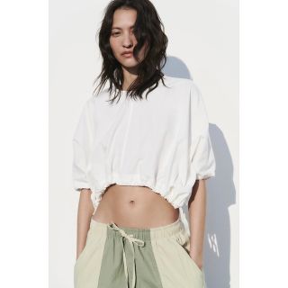 ザラ(ZARA)の今期新品タグつき　ZARA タイギャザートップス(シャツ/ブラウス(半袖/袖なし))