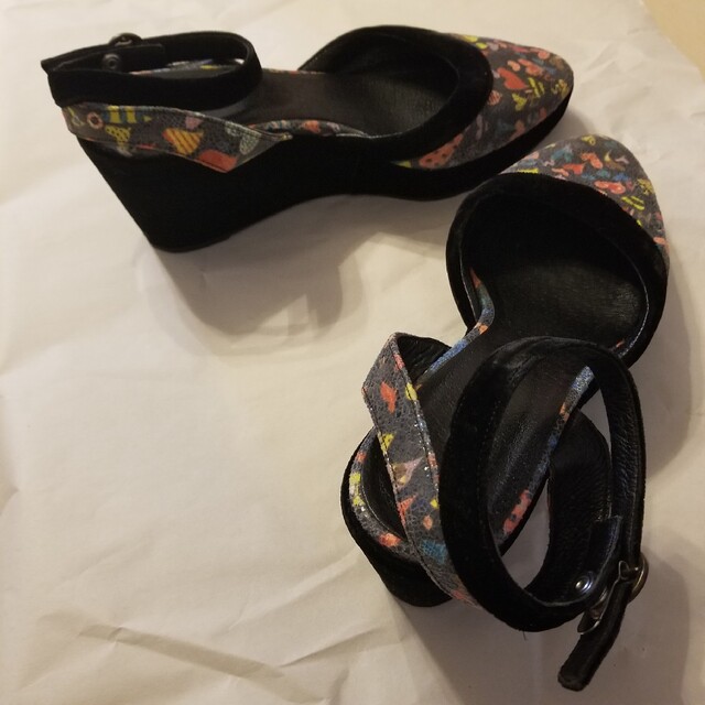 TSUMORI CHISATO(ツモリチサト)のツモリチサト　黒　tsumorichisato　ベロアサンダル レディースの靴/シューズ(サンダル)の商品写真