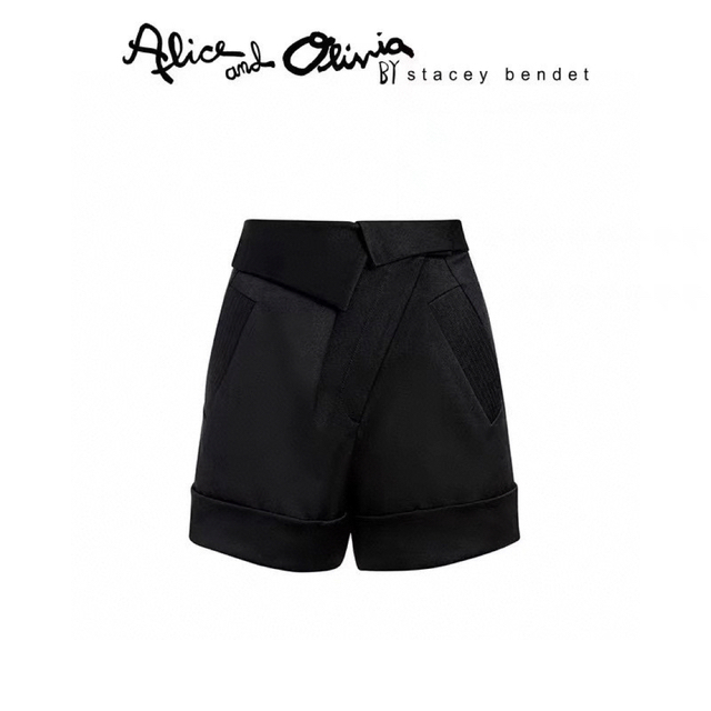Alice+Olivia(アリスアンドオリビア)の❤️★Alice olive 新作新品　白、黒　ショートパンツ　2色　オシャレ レディースのパンツ(ショートパンツ)の商品写真