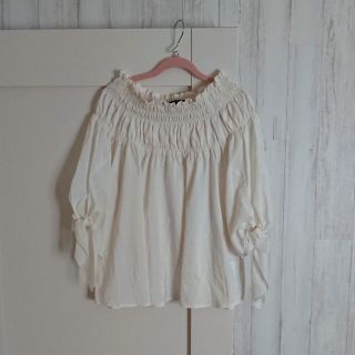 ダブルクローゼット(w closet)のw closet＊オフショルダー ブラウス リボン オフホワイト(シャツ/ブラウス(半袖/袖なし))