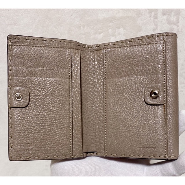 日本産 極美品!FENDI 二つ折り セレリア ピーカブー セレリア 折り