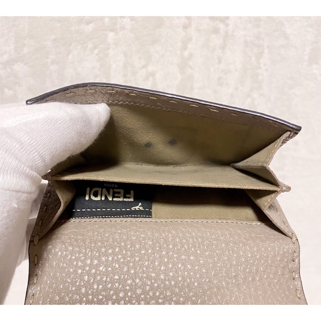 プレゼント サプライズ 極美品!FENDI 二つ折り ピーカブー セレリア