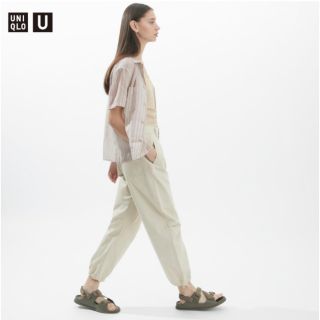 ユニクロ(UNIQLO)のUNIQLO ユニクロ ユー タックジョガーパンツ 58 ベージュ(カジュアルパンツ)