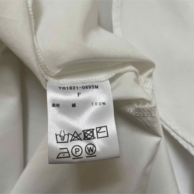 Drawer(ドゥロワー)のyori ヨリ　日本製　バックフリルブラウス　白 レディースのトップス(シャツ/ブラウス(半袖/袖なし))の商品写真