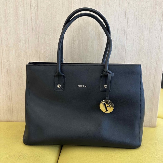 ???? FURLA????フルラ　トートバッグ　A4サイズ 収納可能 ブラック