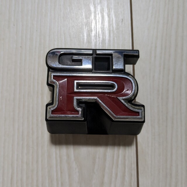 日産スカイラインGT-R フロントエンブレム