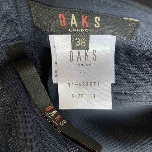 DAKS(ダックス)のDAKS ネイビーパンツ　38号 レディースのパンツ(カジュアルパンツ)の商品写真