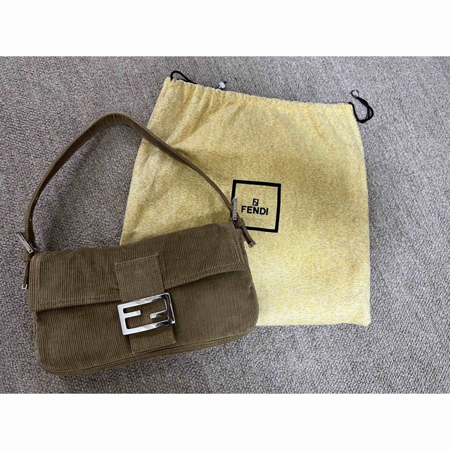 FENDI(フェンディ)のFENDIショルダーバック　美品 レディースのバッグ(ショルダーバッグ)の商品写真
