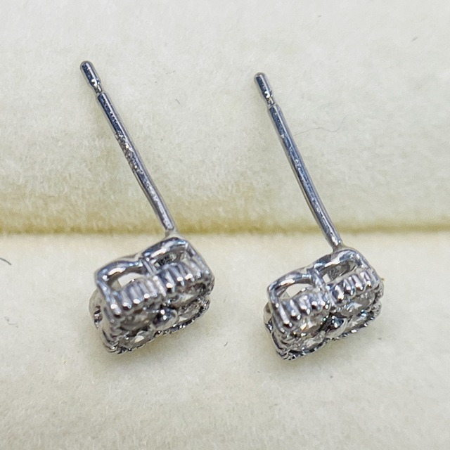 K18WG ダイヤモンド　花型 ピアス　0.30ct