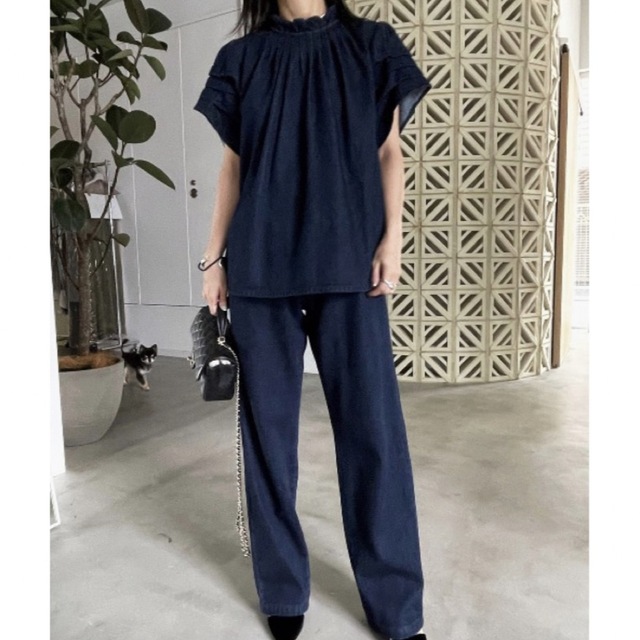 Ameri VINTAGE(アメリヴィンテージ)のAMERI TUCK SHOULDER DENIM SET UP レディースのパンツ(デニム/ジーンズ)の商品写真