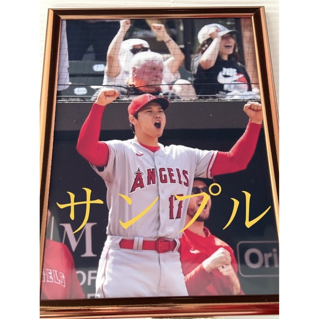 MLB(メジャーリーグベースボール)の大谷翔平　選手　ガッツポーズA4写真 説明↓最後まで是非！フレームピンクゴールド スポーツ/アウトドアの野球(記念品/関連グッズ)の商品写真