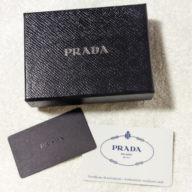 PRADA(プラダ)の極美品！！PRADA プラダ キーケース　黒　新品・未使用　1PG222 レディースのファッション小物(キーケース)の商品写真