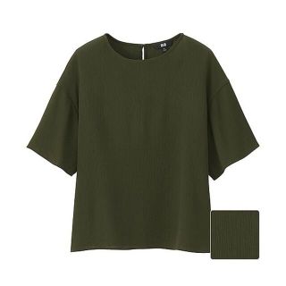 ユニクロ(UNIQLO)のユニクロ　クレープTブラウス　半袖ブラウス　カーキ　Sサイズ(Tシャツ(半袖/袖なし))