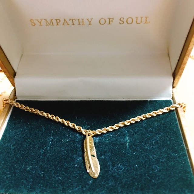 SYMPATHY OF SOUL(シンパシーオブソウル)のシンパシーオブソウル　Small Feather Charm - K18 メンズのアクセサリー(ネックレス)の商品写真