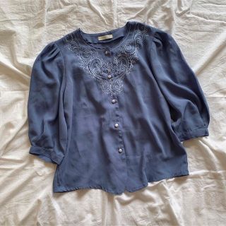 ロキエ(Lochie)の【vintage】レトロな刺繍のブルーブラウス(シャツ/ブラウス(半袖/袖なし))