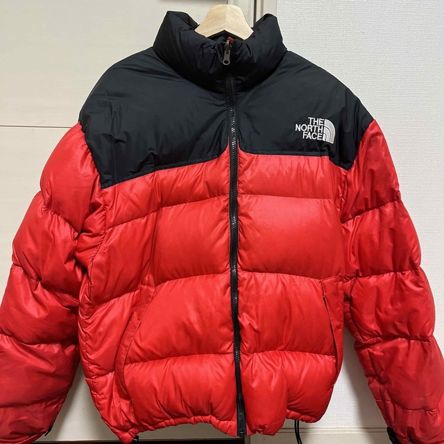 THE NORTH FACE(ザノースフェイス)のTHE NORTH FACE ヌプシ 赤 限定価格 メンズのジャケット/アウター(ダウンジャケット)の商品写真