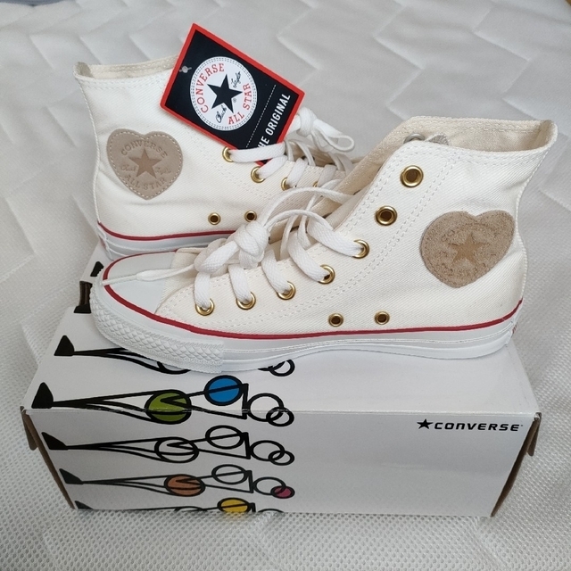 CONVERSE(コンバース)のコンバース　ハイカット ハートパッチ　ホワイト　24cm エンタメ/ホビーのコスプレ(靴/ブーツ)の商品写真