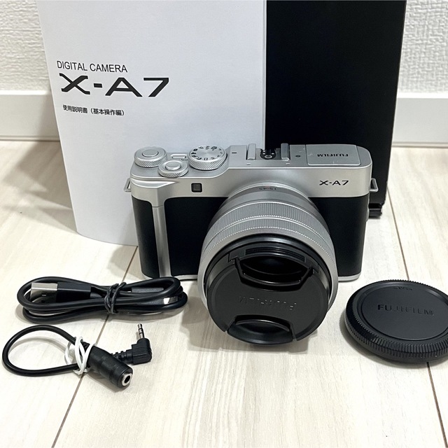 富士フイルム(フジフイルム)のFUJIFILM X-A7 レンズキット シルバー スマホ/家電/カメラのカメラ(ミラーレス一眼)の商品写真