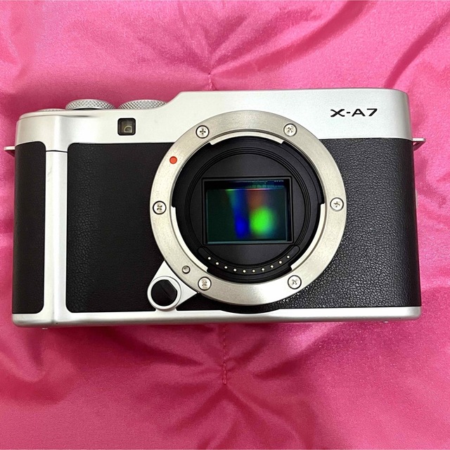 富士フイルム(フジフイルム)のFUJIFILM X-A7 レンズキット シルバー スマホ/家電/カメラのカメラ(ミラーレス一眼)の商品写真