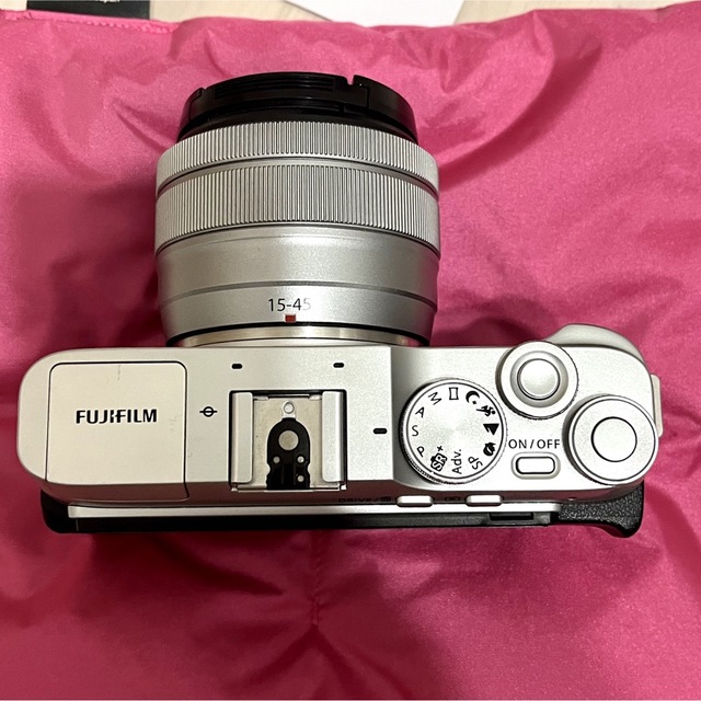 富士フイルム(フジフイルム)のFUJIFILM X-A7 レンズキット シルバー スマホ/家電/カメラのカメラ(ミラーレス一眼)の商品写真