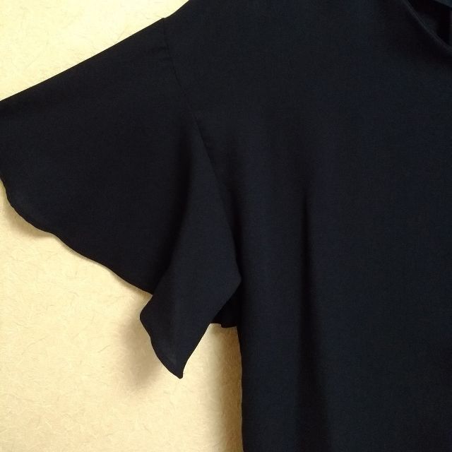 GU(ジーユー)のジーユー　Vネックブラウス　袖フリル　Mサイズ　ネイビー　紺色 レディースのトップス(カットソー(半袖/袖なし))の商品写真