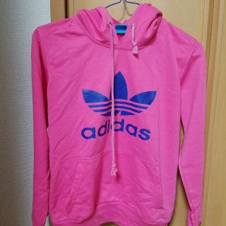 アディダス(adidas)のadidasフードパーカー(パーカー)