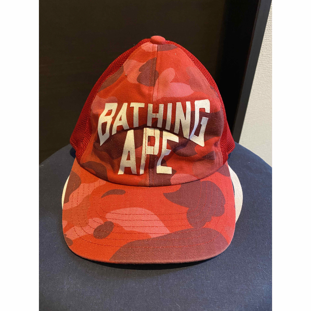 A BATHING APE(アベイシングエイプ)のＡ BATHING APE BAPE  エイプ 赤迷彩メッシュキャップ メンズの帽子(キャップ)の商品写真