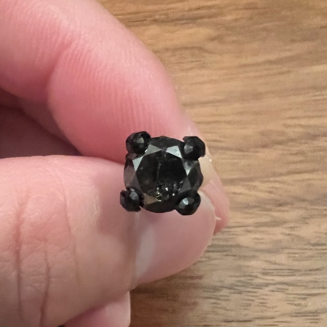 EYEFUNNY(アイファニー)のブラックダイヤモンド　大粒　7mm ピアス　スワロフスキー メンズのアクセサリー(ピアス(片耳用))の商品写真