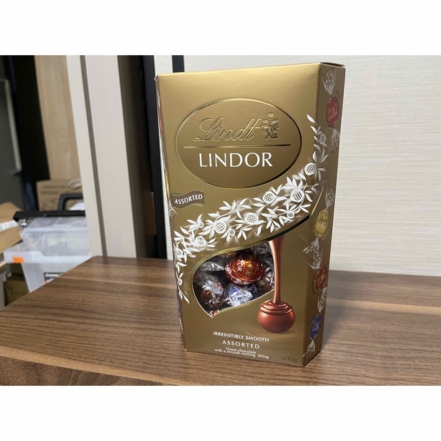Lindt(リンツ)のリンツ リンドール チョコレート ゴールドアソート 600g 食品/飲料/酒の食品(菓子/デザート)の商品写真