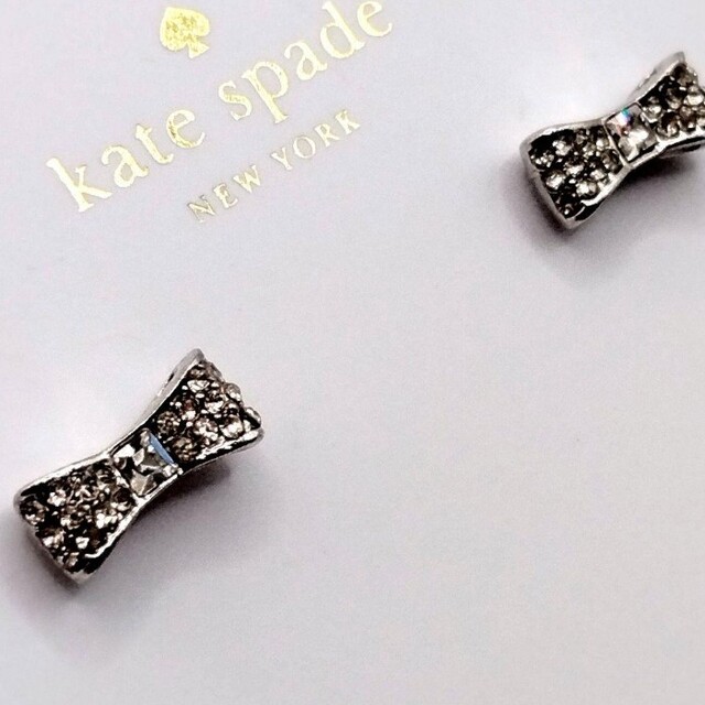 kate spade new york(ケイトスペードニューヨーク)の新品未使用　kate spade♠　ピアス　リボン　BOW　シルバー レディースのアクセサリー(ピアス)の商品写真